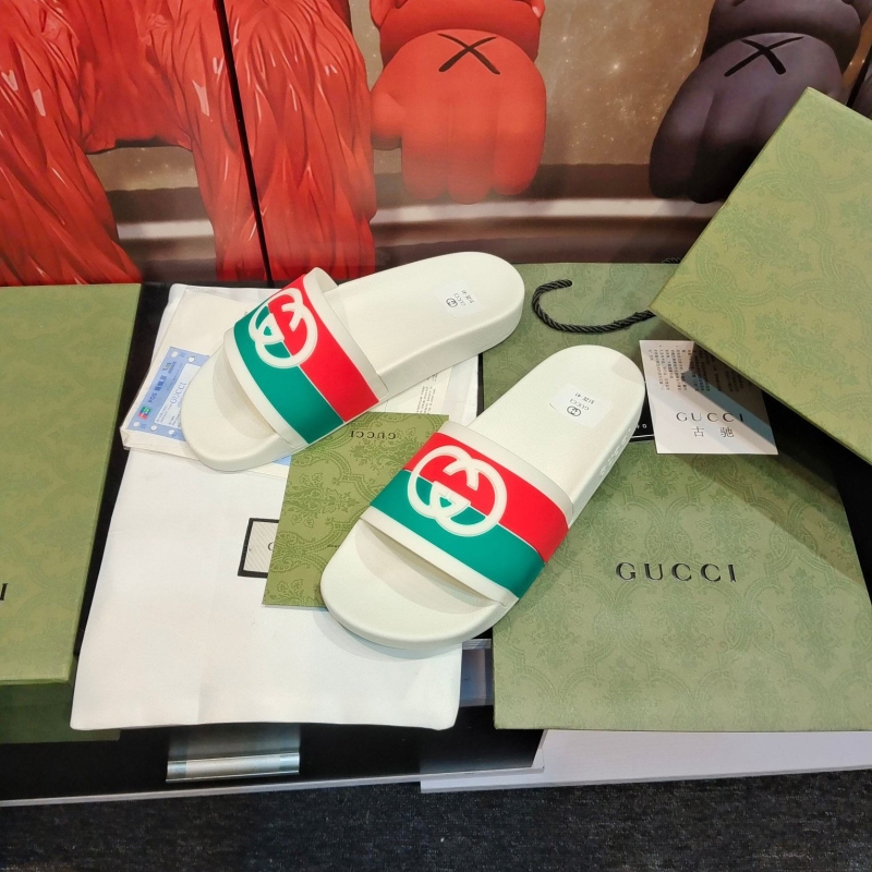 G*u*i slippers